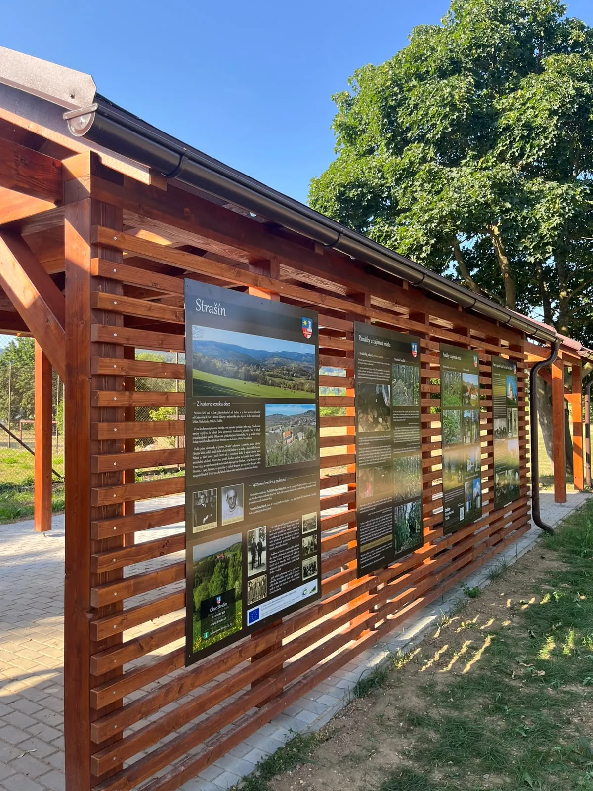 Detail realizace informačních cedulí z vinylu aplikovaného na desky typu Dibond