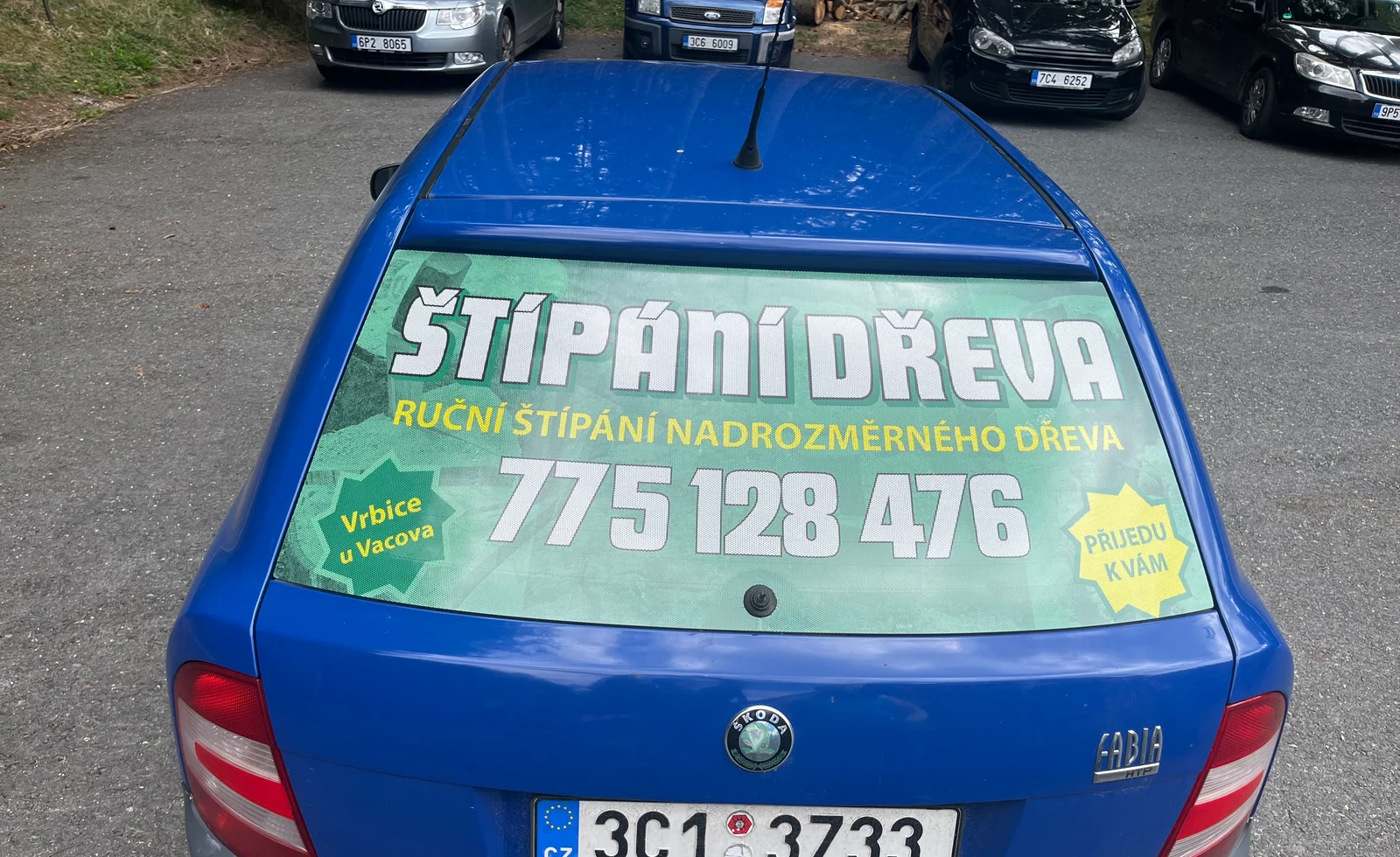 Reklamní perforovaná fólie na zadním skle automobilu